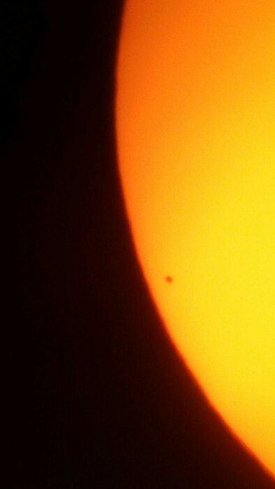 Foto (Nicole Zornow, Department Physik): Ein Blick durch das Teleskop um etwa 13.30 Uhr, etwa 15 Minuten nach Beginn des Transits. Merkur ist als kleiner schwarzer Punkt vor der Sonne zu sehen.