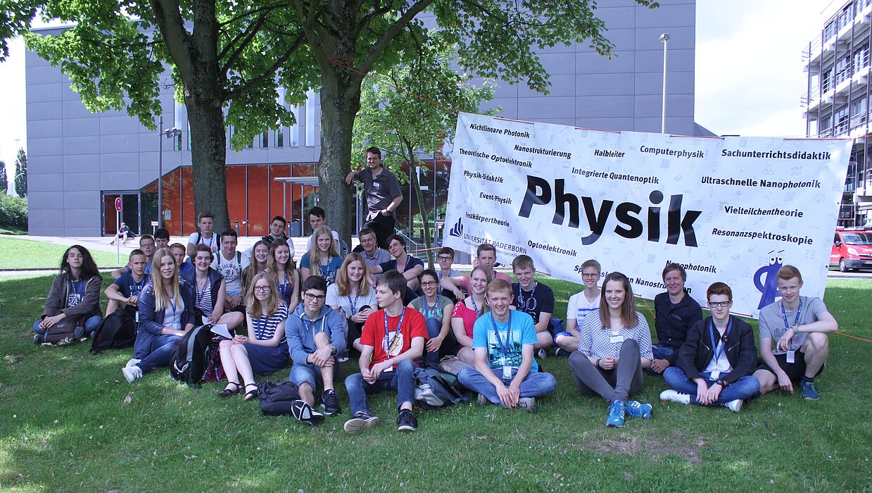 Die Teilnehmenden des zweiten SommerCamps Physik an der Uni Paderborn vor dem Gebäude L der Universität.