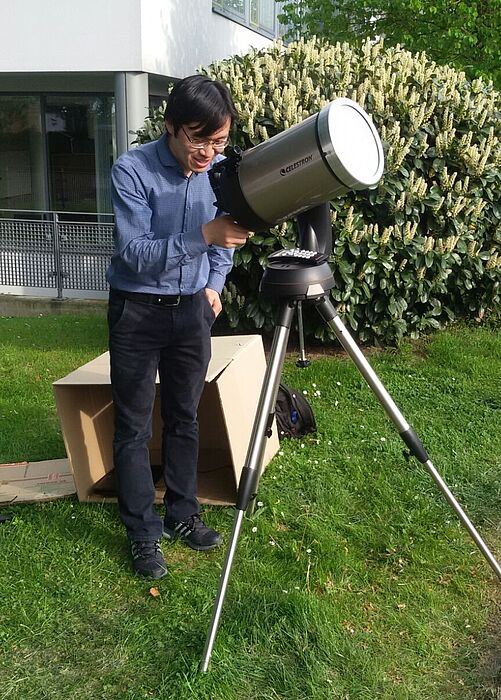 Foto (Nicole Zornow, Department Physik): Dr. Guixin Li, PostDoc in der Arbeitsgruppe von Prof. Dr. Thomas Zentgraf, blickt durch das Teleskop.
