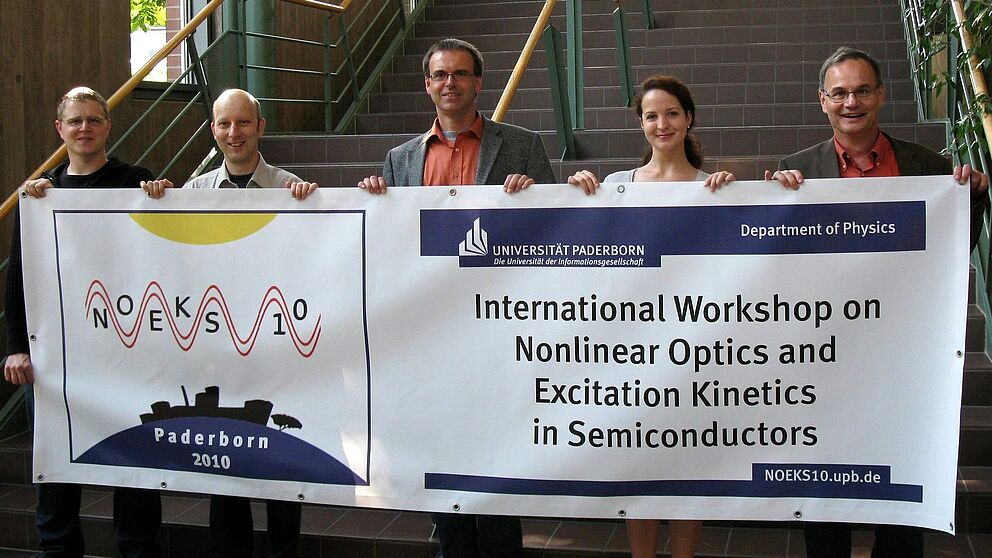 Foto (Universität Paderborn, CeOPP): Das Organisationsteam der NOEKS 10 (v. l.): Dr. Jens Förstner, Dr. Matthias Reichelt, Prof. Dr. Torsten Meier, Simone Lange und Prof. Dr. Artur Zrenner.