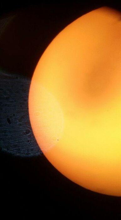 Foto (Nicole Zornow, Department Physik): Der Stand des Transits um etwa 15.00 Uhr. Merkur hat sich deutlich vor der Sonne bewegt.