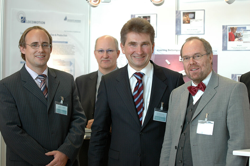 Foto (Anette Stöber, Multimedia Kontor Hamburg): Innovationsminister Prof. Dr. Andreas Pinkwart (2. v. re.) lässt sich am Locomotion-Stand die Paderborner Entwicklungen erklären (v. l.): Prof. Dr. Thorsten Hampel, Andreas Brennecke und Prof. Dr. Reinha