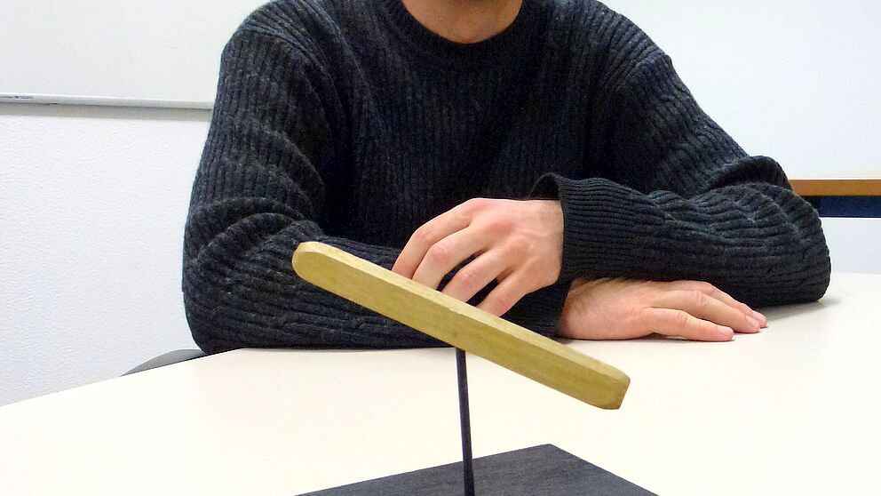 Foto (Universität Paderborn): Glücklicher Preisträger der „Goldenen Kreide 2012“: Der Physiker Dr. Matthias Reichelt