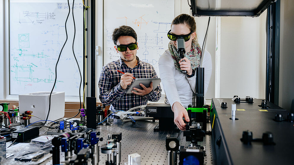 Zwei Personen arbeiten in einem Labor der Universität Paderborn.